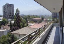 Conmoción tras muerte de niña de 2 años que cayó desde el piso 11 de un edificio en Las Condes.