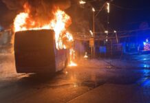 Tragedia en Santiago: 5 muertos en incendio tras colisión de bus con camioneta que huía de fiscalización Incendio