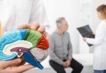 Chile envejece y crecen los desafíos por Alzheimer y ACV: especialistas apuntan a nuevas tecnologías para enfrentar el aumento de pacientes
