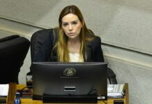 «Cuota Flores»: Mensajes de WhatsApp, un polémico oficio a favor de su madre y la tramitación de la ley de notarios acorralan a la senadora
